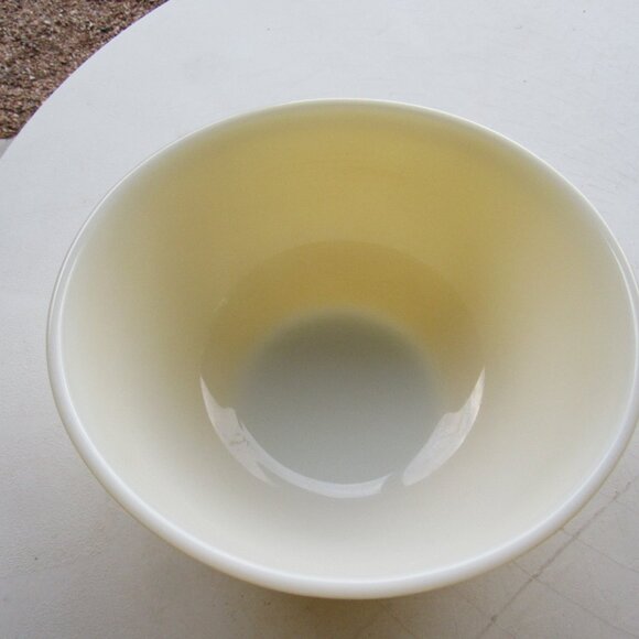 Large Yellow Pyrex Mixing Bowl Primary Color #403, 2.5 Qt - Picture 4 of 6